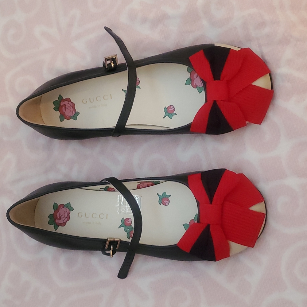 Gucci girls ballet flats size 33 new never worn